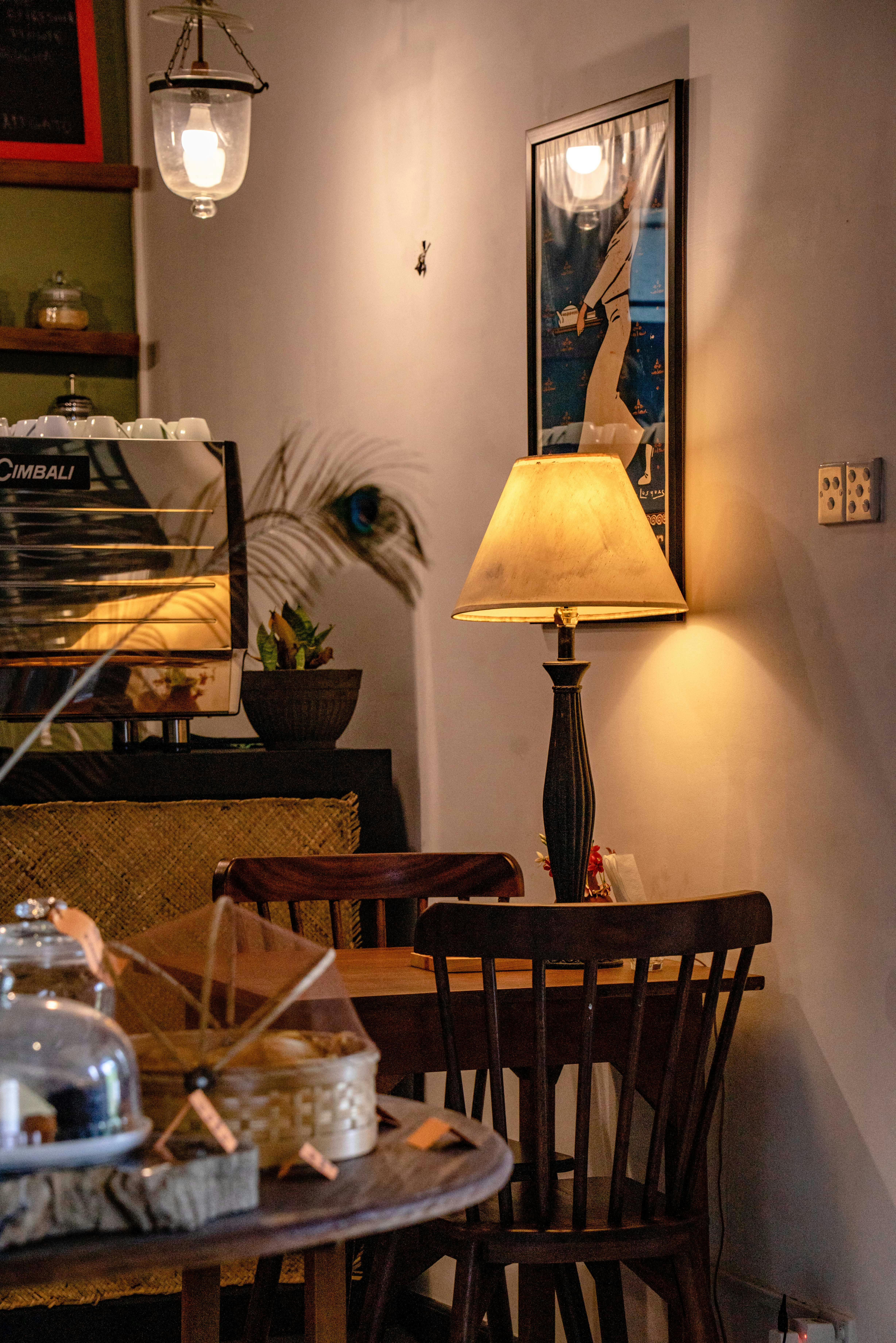 Taza de café latte sobre una mesa con luz cálida